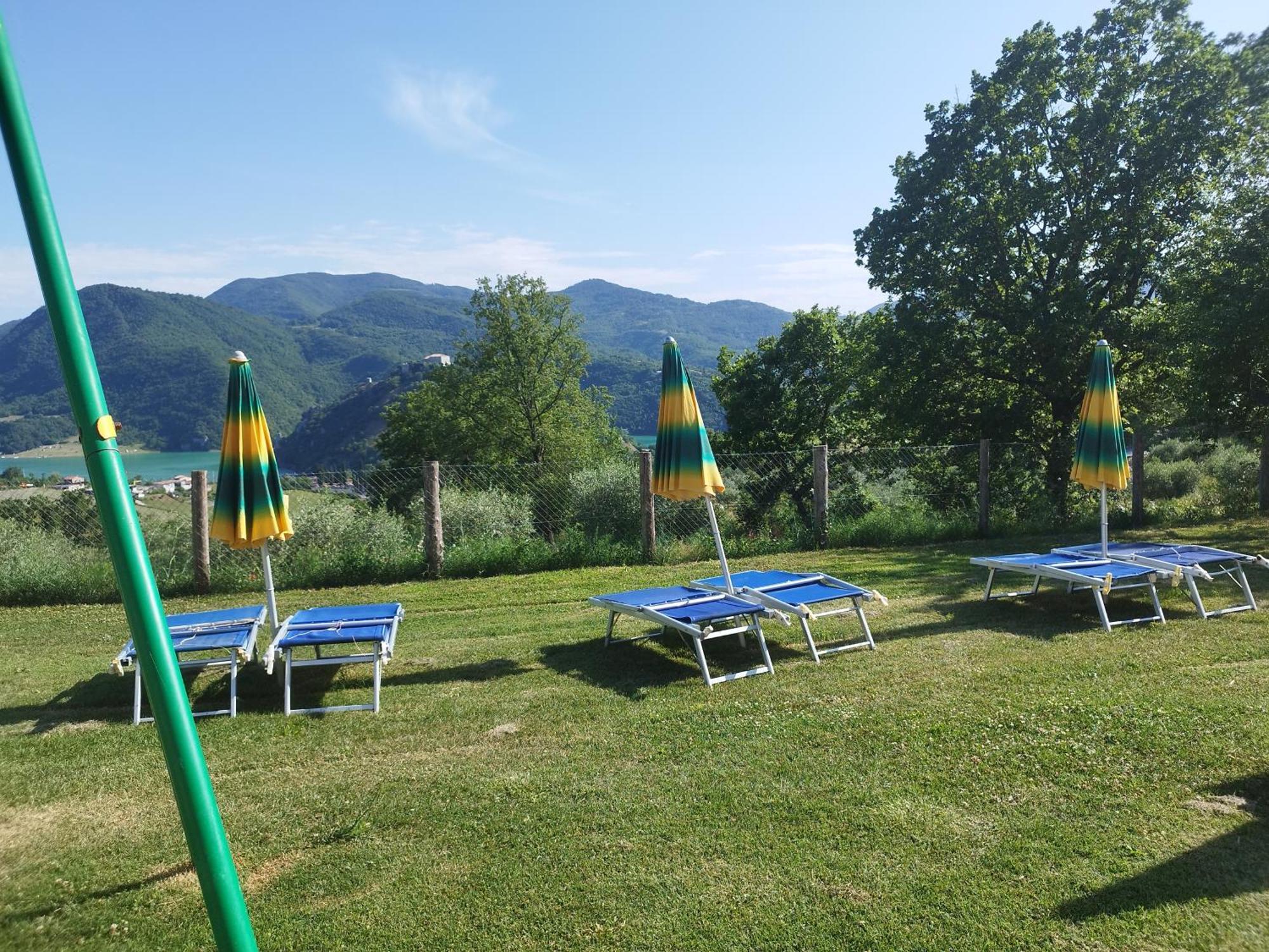 Agriturismo Le Cascine Castel di Tora Exteriör bild