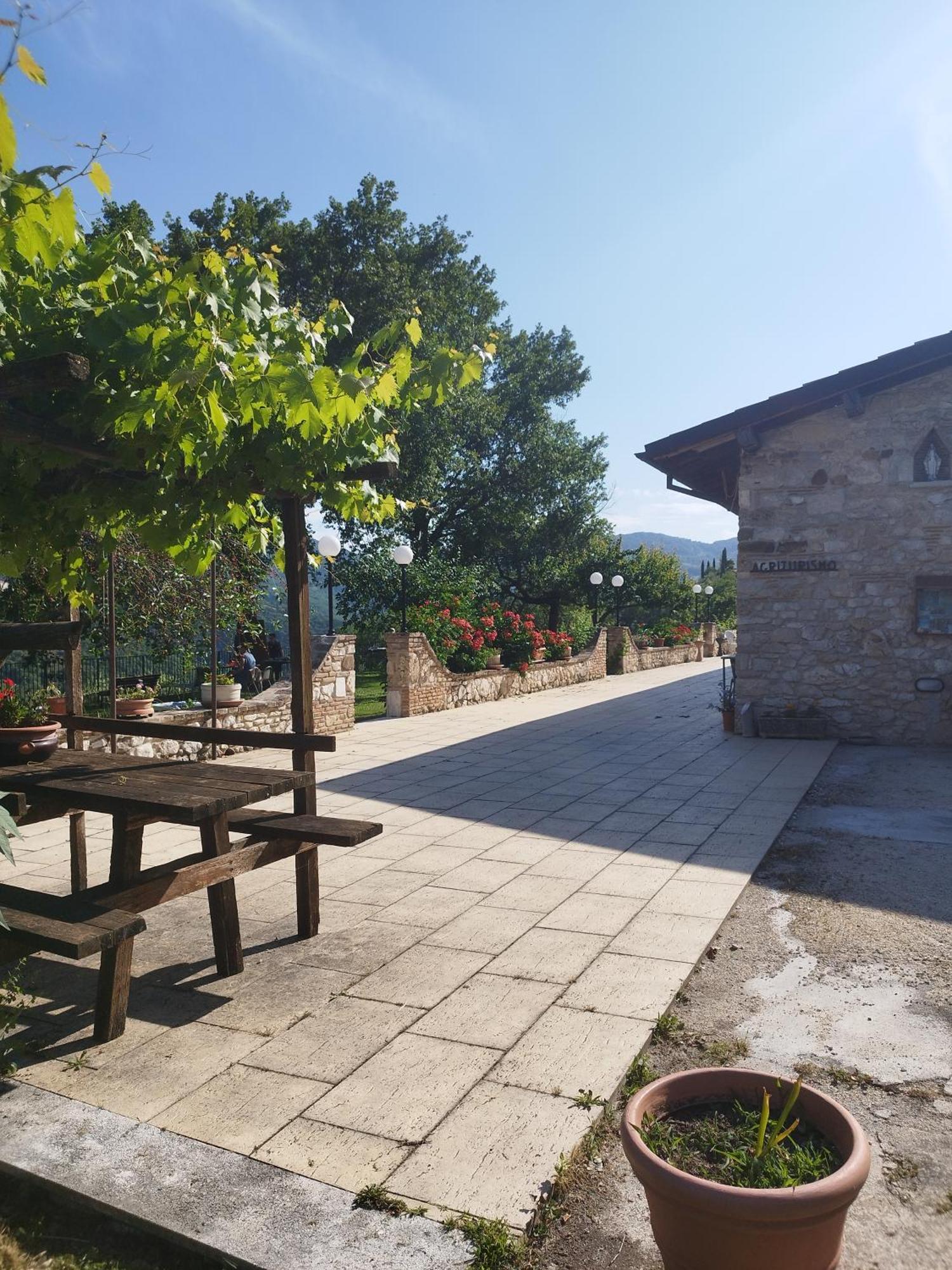 Agriturismo Le Cascine Castel di Tora Exteriör bild