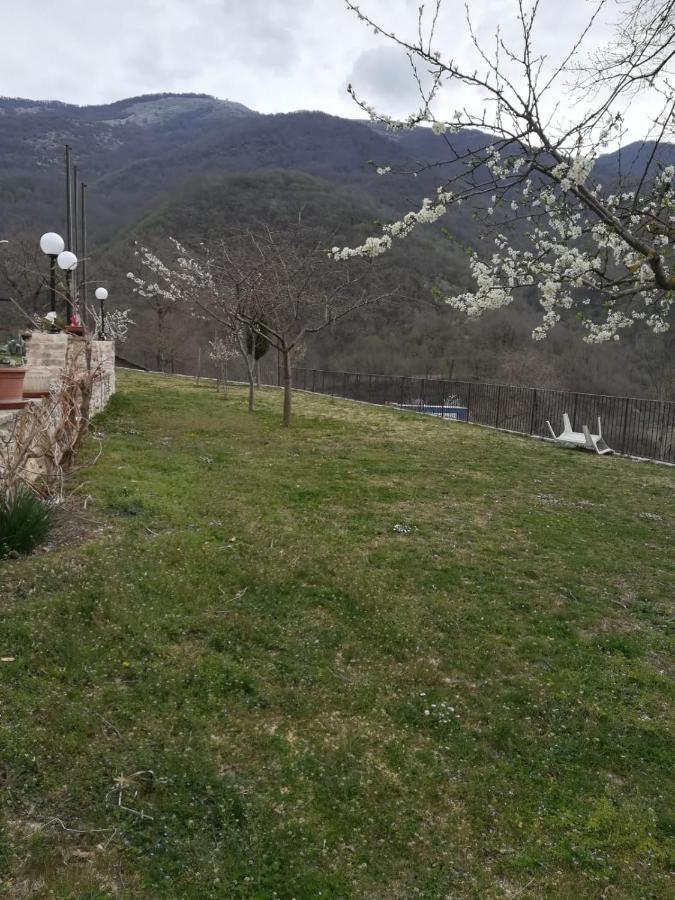 Agriturismo Le Cascine Castel di Tora Exteriör bild