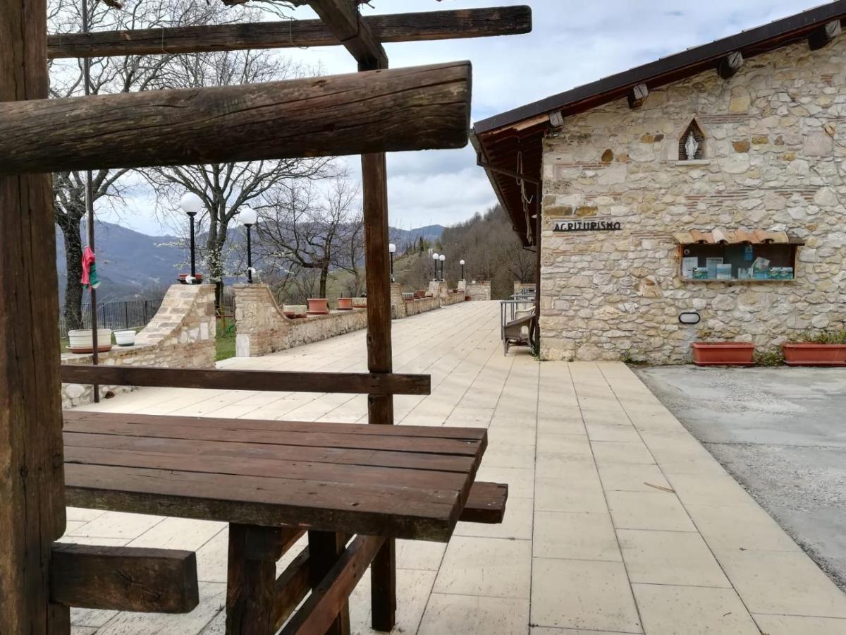 Agriturismo Le Cascine Castel di Tora Exteriör bild