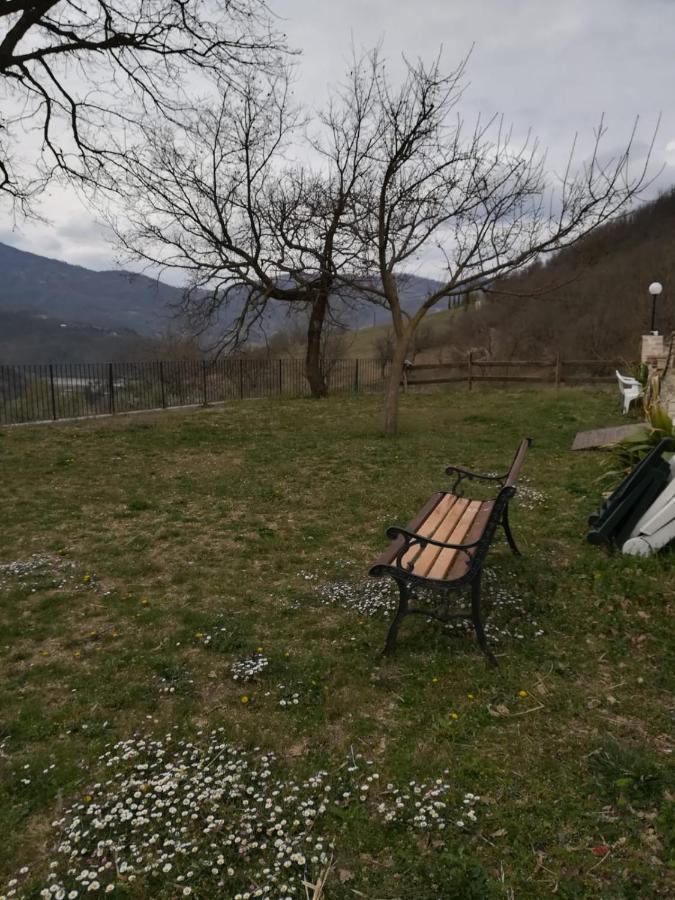 Agriturismo Le Cascine Castel di Tora Exteriör bild